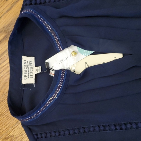 NWT Crescent Wassio pleated front navy split neck blouse, size medium - Picture 2 of 8